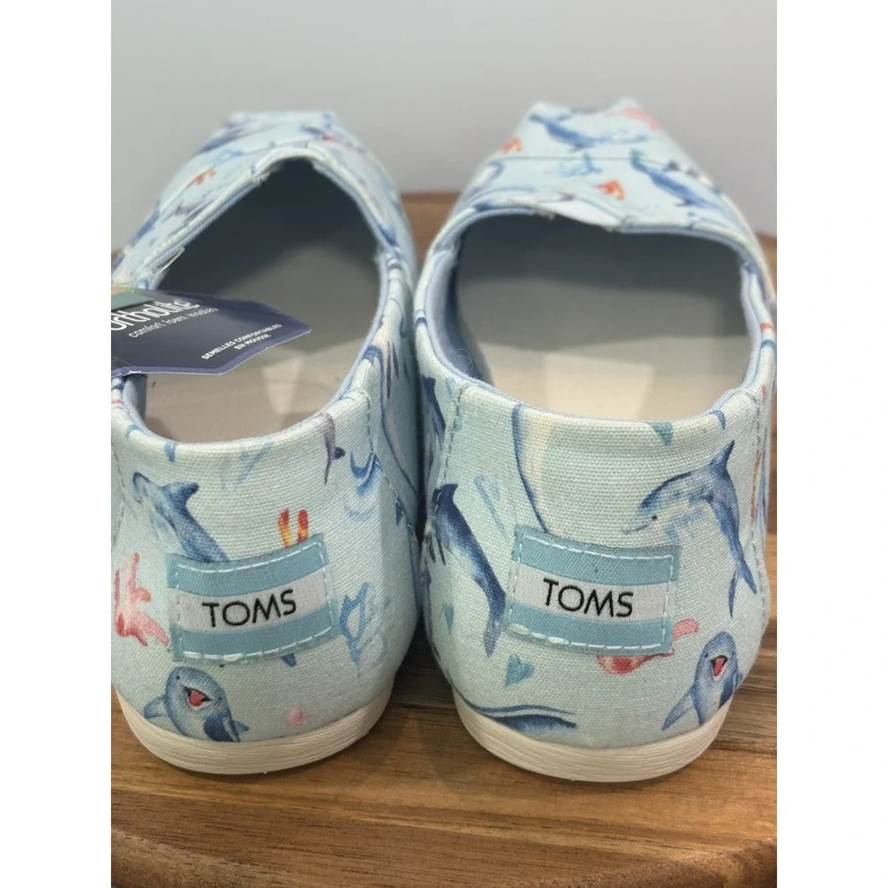 Toms blue dolphins